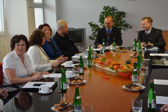 Starostové obcí ze správního obvodu Kopřivnice prodiskutovali na zdejší radnici řadu oblastí. Jednou z nich byl například i digitální povodňový plán.
FOTO: DAVID MACHÁČEK