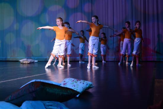 Taneční číslo ’Nádherné sny’ v podání žákyň 2.A ZUŠ Zdeňka Buriana patřilo v nabitém programu závěrečného koncertu tanečního oboru k těm nejzajímavějším.
FOTO: DAVID MACHÁČEK