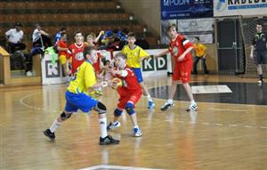 Chlapecký tým ZŠ Emila Zátopka si dovezl skvělé stříbro z celostátního finále Novinářského kalamáře. Celek Újezdu u Brna (na snímku) ve skupině přehrál 14:4.
FOTO: JANA FEILHAUEROVÁ