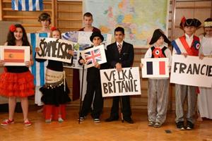 V rámci páteční prezentace předvedli zábavnou formou žáci ZŠ Štramberská, co se během projektového týdne o jednotlivých evropských národech naučili.
FOTO: DAVID MACHÁČEK