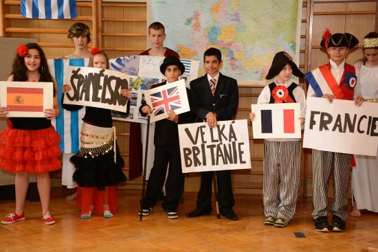 V rámci páteční prezentace předvedli zábavnou formou žáci ZŠ Štramberská, co se během projektového týdne o jednotlivých evropských národech naučili.
FOTO: DAVID MACHÁČEK