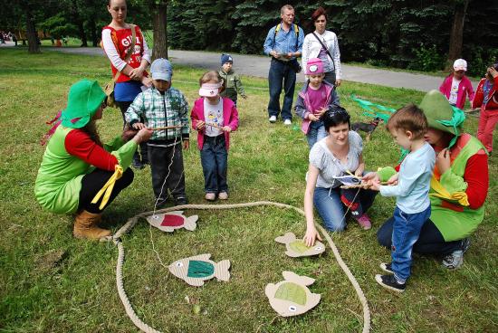Na akci Hrajeme si s pohádkou plnily děti úkoly, které pro ně připravily učitelky z mateřských školek. Za jejich splnění na ně v cíli čekalo překvapení.
FOTO: DANA HOĎÁKOVÁ