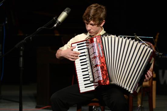 Na výročním koncertě MIS music se představil také Michael Čižmár, který letos v okresním kole soutěže ve hře na akordeon získal 1. místo a uspěl i v kraji.
FOTO: DAVID MACHÁČEK