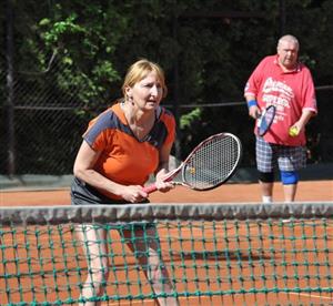 Premiéra tenisového turnaje Dabl Mix Kopr City Cup přilákala 18. května řadu osobností, mezi nimi i ředitele ZŠ M. Horákové Lumíra Pospěcha s manželkou (na snímku). Vítězem turnaje se stál pár Věra Hanzlíková - Václav Lebeda.
FOTO: JANA FEILHAUEROVÁ