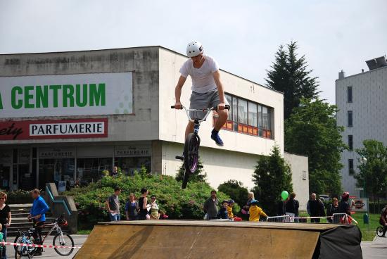 Součástí slavnostního otevření cyklostezky Kopřivnička, vedoucí středem města, byly také akrobatické kousky na kolech a in-line bruslích. Pro menší cyklisty byly připraveny soutěžní cyklohrátky.
FOTO: DANA HOĎÁKOVÁ