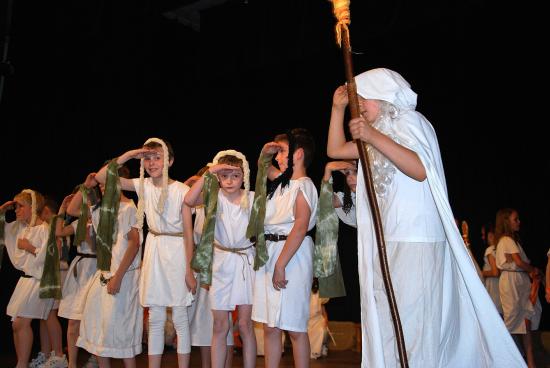 Žáci čtvrté třídy vystoupili na akademii s krátkým divadelním představením vycházejícím ze Starých pověstí českých.
FOTO: DANA HOĎÁKOVÁ