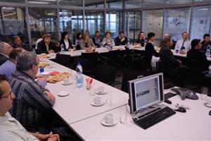 Členové Výboru pro územní plánování a Komise pro strategický rozvoj Moravskoslezského kraje navštívili mimo jiné i tři zdejší firmy, hostil je také aktuálně největší zaměstnavatel Brose. 
FOTO: D. MACHÁČEK