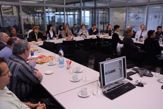 Členové Výboru pro územní plánování a Komise pro strategický rozvoj Moravskoslezského kraje navštívili mimo jiné i tři zdejší firmy, hostil je také aktuálně největší zaměstnavatel Brose. 
FOTO: D. MACHÁČEK