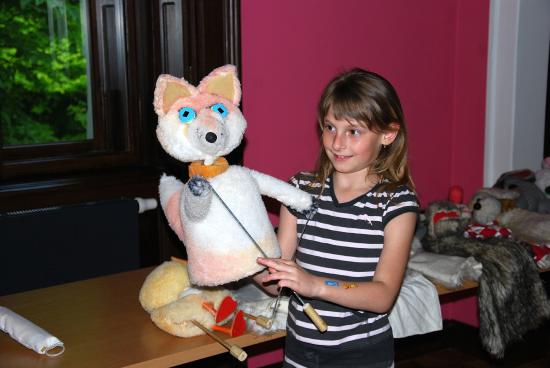 V rámci Muzejní noci si děti mohly v Lašském muzeu vyzkoušet vodit loutky, vybrat si mohly z více typů loutek z fundusu loutkářské skupiny Rolnička.
FOTO: DANA HOĎÁKOVÁ