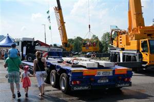 Jedním z největších lákadel premiérových Kopřivnických dnů techniky byla možnost nechat se ve speciálním koši vytáhnout jeřábem do šedesátimetrové výšky.
FOTO: DAVID MACHÁČEK