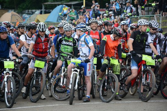 Účastníci letošního ročníku Kopřivnického drtiče před startem náročného maratonu po beskydských vrcholech. Na start se jich postavilo 718.
FOTO: DAVID MACHÁČEK