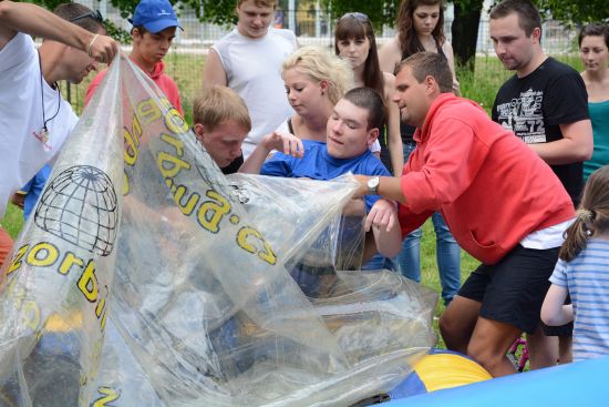 Také těžce postižení klienti kopřivnického Motýlka si vyzkoušeli aquazorbing. V jejich případě nešlo ani tak o adrenalinovou zábavu, jako spíš o relaxaci na hladině.
FOTO: DAVID MACHÁČEK