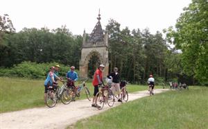 Cyklistický výlet lednicko-valtickým areálem, který pro místní seniory zorganizovala kopřivnická radnice, byl součástí projektu Zdravého města.
FOTO: JIŘINA MIKULENKOVÁ