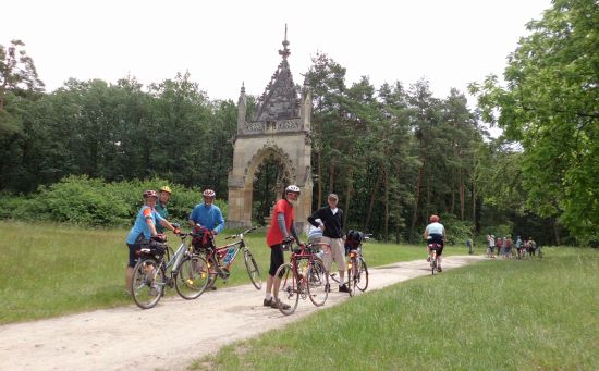 Cyklistický výlet lednicko-valtickým areálem, který pro místní seniory zorganizovala kopřivnická radnice, byl součástí projektu Zdravého města.
FOTO: JIŘINA MIKULENKOVÁ