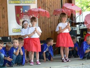 Na Erbovních slavnostech v Petřvaldě sklízela největší úspěchy vystoupení nejmenších dětí z místní mateřské školy.
FOTO: ILONA MAZALOVÁ