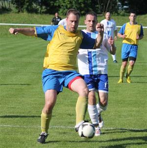 Doma Kopřivnice Suchdol porazila vysoko 6:1, na jeho hřišti ale o góly všichni včetně Michala Mičky (na snímku) usilovali marně.
FOTO: DALIBOR TOBOLA