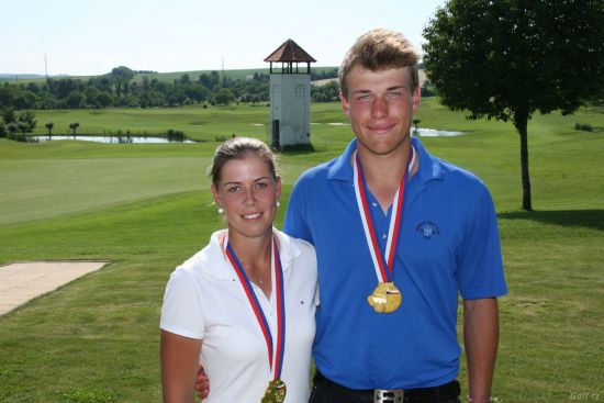 Lucie Hinnerová si golfový mistrovský titul mezi ženami užívala podruhé, pro sedmnáctiletého Šimona Zacha to mezi muži byla premiéra.
FOTO: REDAKCE