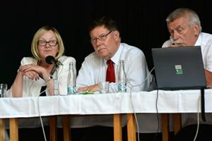 Předseda představenstva Tatra, a. s., Ronald A. Adams (uprostřed) musel na valné hromadě společnosti čelit nepříjemným otázkám akcionářů. Firma, která ještě na začátku roku vlastnila místní automobilku, je totiž na dně.
FOTO: DAVID MACHÁČEK