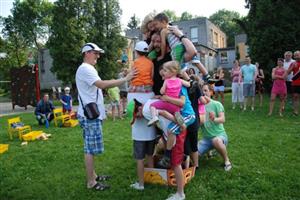 Jedna ze soutěží pro tatínky spočívala v tom, kolik dětí je schopen převézt v papírovém autě. Vynalézavosti se meze nekladly.
FOTO: DANA HOĎÁKOVÁ