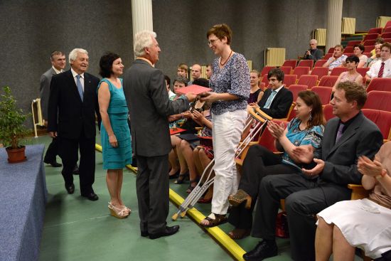 První absolventi dálkového studia na zdejší vyšší odborné škole si před týdnem převzali své diplomy. Podle vedení školy dosahují velmi dobrých studijních výsledků.
FOTO: DAVID MACHÁČEK
