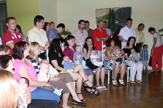 Vítání nových občánků města se v Kopřivnici v obřadní síni letos konalo již podruhé. Tentokrát starosta přivítal ve dvou kolech 13 chlapečků a 8 holčiček.
FOTO: FOTOATELIÉR KDK