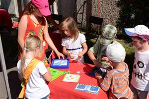 Děti z Mateřské školy v Mniší si rozloučení se staršími kamarády užily i díky soutěžím, které pro ně připravilo hitrádio Orion.
FOTO: DAVID MACHÁČEK