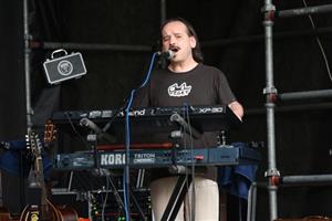 Vlasta Redl s kapelou během vystoupení v Kopřivnici prokázal velkou dávku humoru a zahrál řadu svých písní v atraktivních aranžmá.
FOTO: DAVID MACHÁČEK