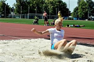 Pár dní před odletem to nebylo při tréninku vůbec špatné. Veronika Šádková skákala z pouhých osmi náběhových kroků za 540 cm.
FOTO: JANA FEILHAUEROVÁ