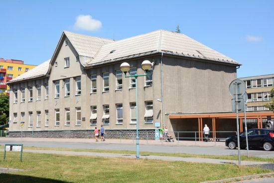 Tato podoba Základní školy dr. Milady Horákové by již brzy měla být historií. Včera nastoupily stavební čety, které budou provádět kompletní zateplení budovy, což si vyžádá odložení začátku výuky.
FOTO: DAVID MACHÁČEK