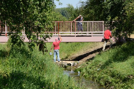 Dvě z lávek pro pěší přes Kopřivničku projdou v letošním roce větší rekonstrukcí. Práce na lávce spojující ulici Francouzskou a Dolní již finišují. Další na řadě je lávka u Mateřské školy Krátká.
FOTO: DAVID MACHÁČEK
