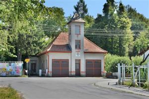 Jak tvrdí místní, hasičská zbrojnice ve Větřkovicích se za posledních dvacet let nezměnila. Letos došlo nejen k výměně sirény, ale i na nátěry vrat.
FOTO: DAVID MACHÁČEK