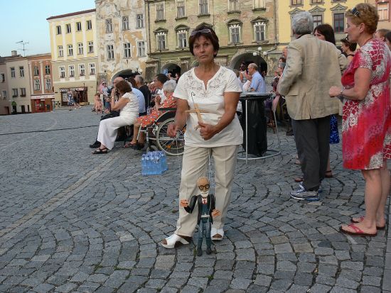Předsedkyně Společnosti Sigmunda Freuda a spoluorganizátorka sympozia Marie Šupová s dřevěnou loutkou Sigmunda Freuda na stejnojmenném náměstí v Příboře.
FOTO: ILONA MAZALOVÁ