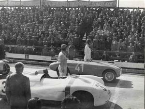 Před startem sportovních automobilů závodu „O cenu města Brna.“  Do první startovní řady se postavil ing. Zdenek Treybal se sportovní simcou stáje Cordini a Bruno Sojka s Tatraplánem Sport.
FOTO: ARCHIV