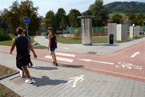 Úpravy veřejných prostranství na sídlišti Jih jsou téměř u konce. Sídliště dostalo nové chodníky, hřiště i další vybavení a za ušetřené peníze se ještě příští rok budou realizovat další úpravy chodníků.
FOTO: DAVID MACHÁČEK