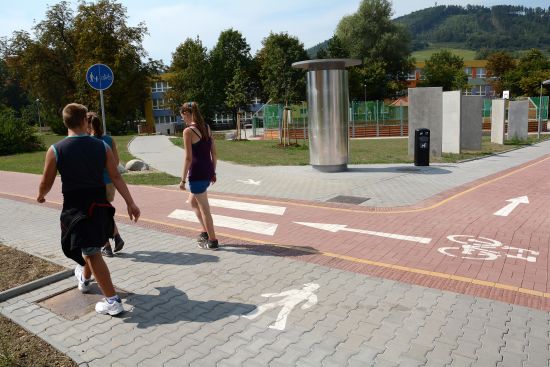 Úpravy veřejných prostranství na sídlišti Jih jsou téměř u konce. Sídliště dostalo nové chodníky, hřiště i další vybavení a za ušetřené peníze se ještě příští rok budou realizovat další úpravy chodníků.
FOTO: DAVID MACHÁČEK