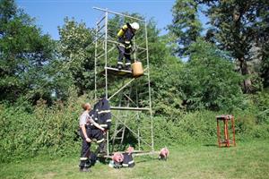 Náročné disciplíny Železného hasiče si po trénovaném členovi větřkovické jednotky vyzkoušelo také dvacet zájemců z řad veřejnosti včetně jedné ženy.
FOTO: DANA HOĎÁKOVÁ