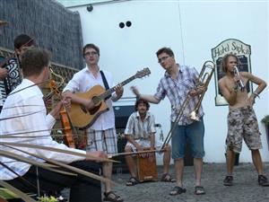 Hudební skupina kolem kopřivnických muzikantů Jana a Martina Galiových svým koncertem na nádvoří hotelu Šipka přispěla do nabitého letního kulturního kalendáře Štramberka.
FOTO: ILONA MAZALOVÁ