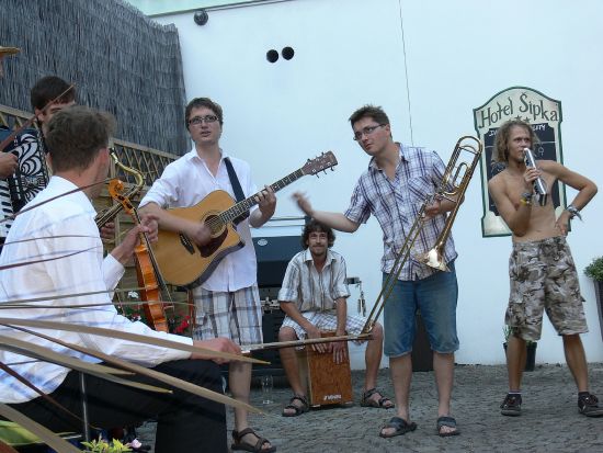 Hudební skupina kolem kopřivnických muzikantů Jana a Martina Galiových svým koncertem na nádvoří hotelu Šipka přispěla do nabitého letního kulturního kalendáře Štramberka.
FOTO: ILONA MAZALOVÁ