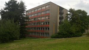 Objekt někdejších internátů už zdejší střední škola nevyužívá a jejich zřizovatel Moravskoslezský kraj zvažuje jeho prodej v aukci.
FOTO: DAVID MACHÁČEK