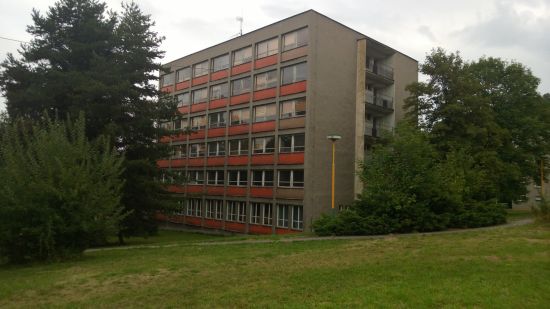 Objekt někdejších internátů už zdejší střední škola nevyužívá a jejich zřizovatel Moravskoslezský kraj zvažuje jeho prodej v aukci.
FOTO: DAVID MACHÁČEK