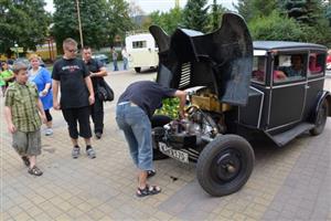 Automobiloví veteráni zažili minulou neděli perný den, když v rámci poutě svezli asi šest set zájemců.
FOTO: DAVID MACHÁČEK