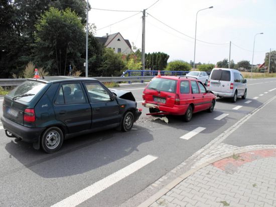 Nehoda tří osobních automobilů v Lubině měla kuriózní příčinu. Na počátku srážky byla divoká kachna, které se řidič snažil dát přednost, a vozidla za ním již včas nezareagovala.
FOTO: POLICIE ČR