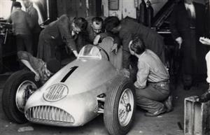 Konstruktéři a mechanici monopostu Tatra T 607. Klečící je Josef Svoboda. V pozadí opřený o monopost je hlavní konstruktér ing. Julius Mackerle.
FOTO: ARCHIV