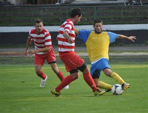 Petr Okřesík (zcela vpravo) byl u obou sobotních gólů Kopřivnice. První po přihrávce Mičaníka vsítil, druhý naopak po faulu na něj vstřelil Mičaník.
FOTO: JANA FEILHAUEROVÁ
