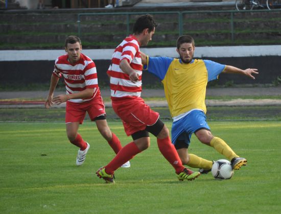 Petr Okřesík (zcela vpravo) byl u obou sobotních gólů Kopřivnice. První po přihrávce Mičaníka vsítil, druhý naopak po faulu na něj vstřelil Mičaník.
FOTO: JANA FEILHAUEROVÁ