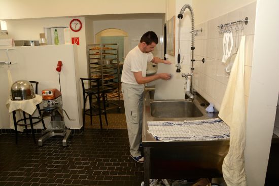 Čtyřicetitisícovou dotací na mzdy pracovních asistentů podpořila kopřivnická radnice zaměstnávání lidí s postižením ve zdejší cukrárně Harlekýn. 
FOTO: DAVID MACHÁČEK