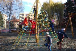 Vybavení rekonstruované Zahrady smyslů v Mateřské škole Jeřabinka mohou rodiče se svými dětmi využívat každé úterý odpoledne od 16. do 18. hodiny.
FOTO: DANA HOĎÁKOVÁ