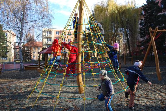 Vybavení rekonstruované Zahrady smyslů v Mateřské škole Jeřabinka mohou rodiče se svými dětmi využívat každé úterý odpoledne od 16. do 18. hodiny.
FOTO: DANA HOĎÁKOVÁ