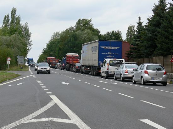 Oprava mostu nad železnicí mezi Příborem a Skotnicí bude řidičům znepříjemňovat průjezd do listopadu, na kdy je naplánováno ukončení rekonstrukce. Do té doby se budou tvořit kolony v obou směrech.
FOTO: ILONA MAZALOVÁ