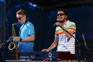 Michal Šeps a jeho kapela Zimmer Frei se postarali o letošní Odzvonění prázdninám. Jejich koncert ve stylu reggae však budil i rozpaky.
FOTO: DAVID MACHÁČEK